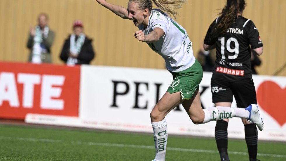 Hammarbys Ellen Wangerheim jublar efter sitt mål mot Umeå, hennes första i damallsvenskan.