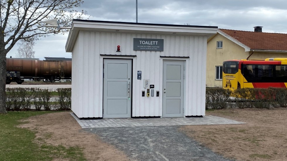 En offentlig toalett, gärna lik den som finns i lekplatsen i Hultsfred, efterlyses också i lekparken i Virserum. 