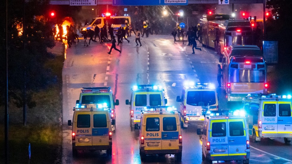 Varför inte göra som i Jönköping där prästen lät kyrkklockorna ljuda så att det inte gick att höra talet från koranbrännaren, skriver Rune Jakobsson.
Bilden: Polisen skingrar demonstranter som samlats i Malmö som en reaktion på en koranbränning i Rosengård. 