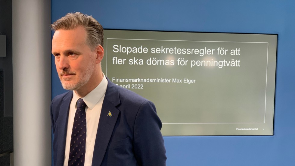 Finansmarknadsminister Max Elger (S) vid en pressträff om regeländringar för att göra det lättare att motverka penningtvätt.