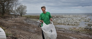 Strandräddare fyllde säckar med skräp