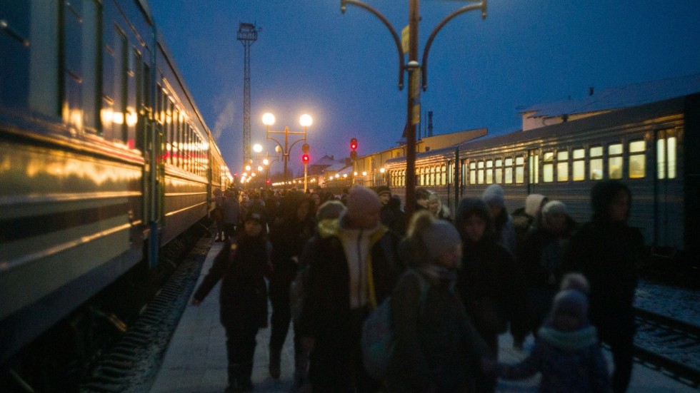 : Internflyktingar anländer med tåget till järnvägsstationen i Ivano-Frankivsk i västra Ukraina.
 

