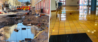 Stor vattenläcka på Drottninggatan – gamla MDH vattenfyllt: "Jättemycket vatten"