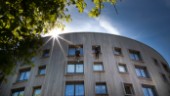 Här klättrar de på fasaden på kända huset i Linköping • "Många som har stannat upp och tittat"