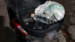 Mopedist körde in i två parkerade bilar • Vittnet: "Han tog upp en flaska sprit ur sadeln och började dricka ännu mer"