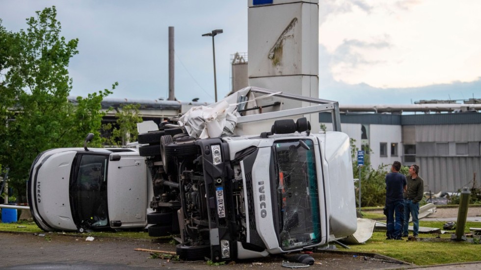Två lastbilar som vält när tornadon drog in över Paderborn i västra Tyskland.