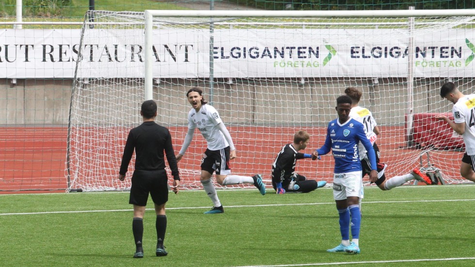 Motala AIF:s Adam Bark jublar efter sitt 1-0-mål på straff mot Umeå FC. 