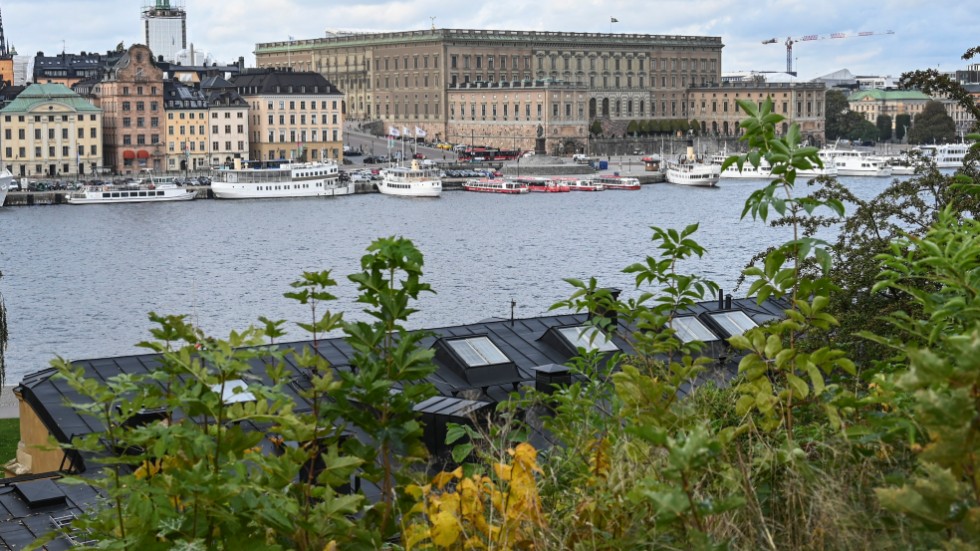 En man greps efter att ha flugit drönare utrustad med kamera över bland annat slottet i centrala Stockholm. Arkivbild.