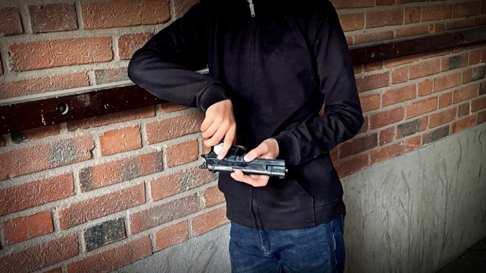 S talar om hårdare tag mot inflyttning, aktivitetsplikt, återtagna hyreskontrakt och polisiär styrning för att komma tillrätta med ungdomsbrottsligheten. Är det verkligen socialdemokrati, frågar sig insändarskribenten. (Bilden är arrangerad.)