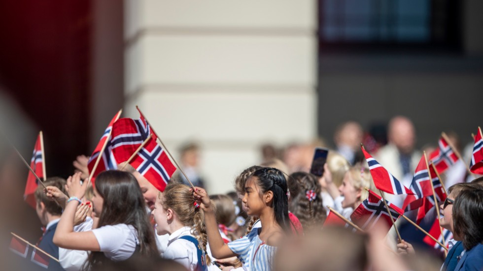 Danska, norska och svenska är nabospråk, grannspråk. När norrmännen firar, kan vi vara glada också – och tvärtom.