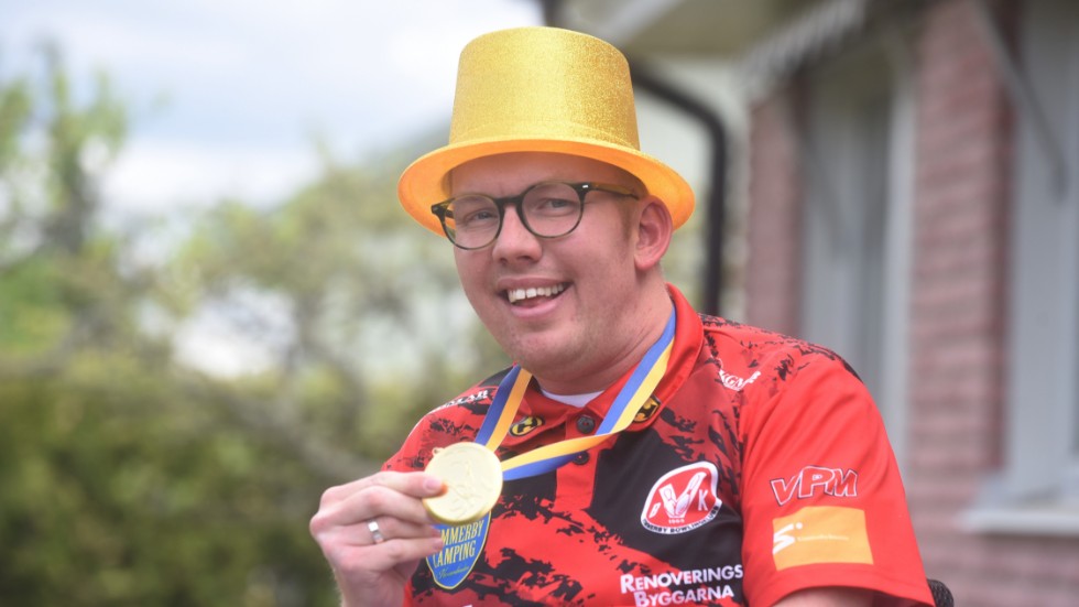 Niklas Johansson visar stolt upp sitt SM-guld.