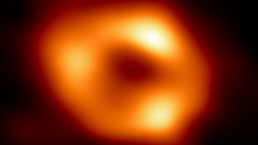Bilden som på torsdagen offentliggjordes av Event Horizon Telescope-konsortiet visar ett supermassivt svart hål i mitten av Vintergatan.