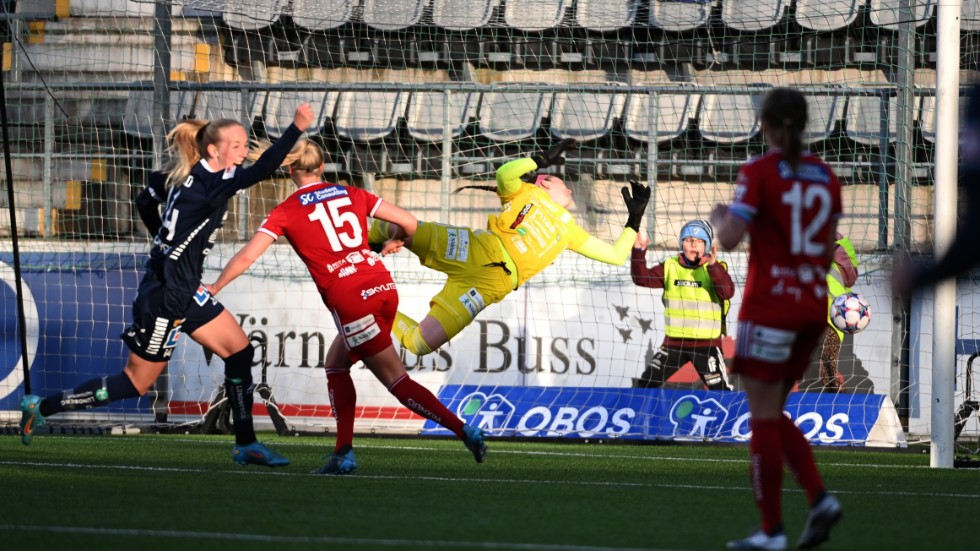 Linköpings anfallsstjärna Amalie Vangsgaard jublar efter att ha nickat in 1–0 mot Piteå.
