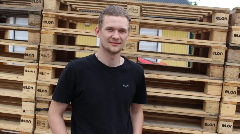 Sebastian Karlsson tar studenten den 17 juni. Sedan hoppas han ha fast jobb som butikssäljare och vitvaruinstallatör.