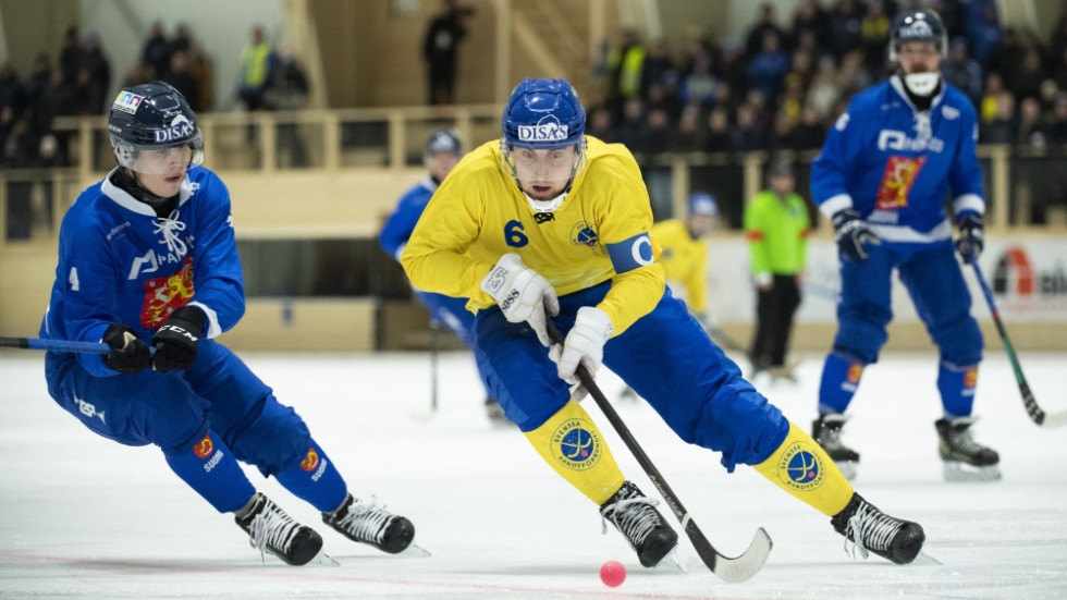 Sveriges lagkapten Martin Karlsson på väg förbi Finlands Jimi Heinonen i VM-finalen, som de blågula vann med 3–1.