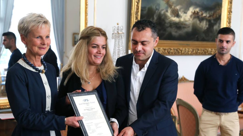 Landshövding Elisabeth Nilsson överräcker utmärkelsen Årets Nybyggare i Östergötland till Banaz Hamdi och Amanj Aziz från Livskvalié