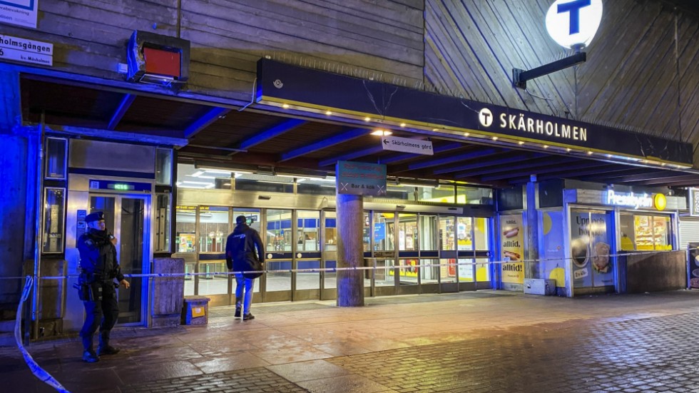 En man i 30-årsåldern är begärd häktad efter skjutningen i Skärholmen i onsdags.