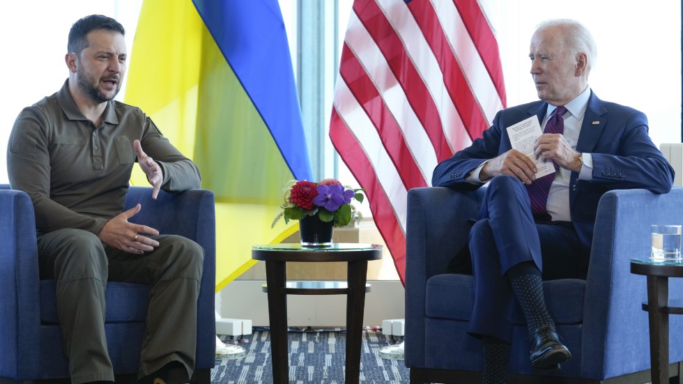 Ukrainas president Volodymyr Zelenskyj träffade USA:s president Joe Biden under G7-mötet i Hiroshima i slutet av maj. Nu sägs Bidenregeringen vara redo att förse Ukraina med klusterbomber. Arkivbild
