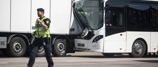 Buss körde rakt in i stillastående lastbil – föraren bötfälld