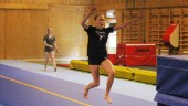 Se Västerviksgymnasternas akrobatik och VT-reporterns försök