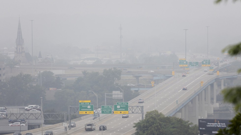 Synlig rök från skogsbränderna i Grand Rapids i Michigan i USA.