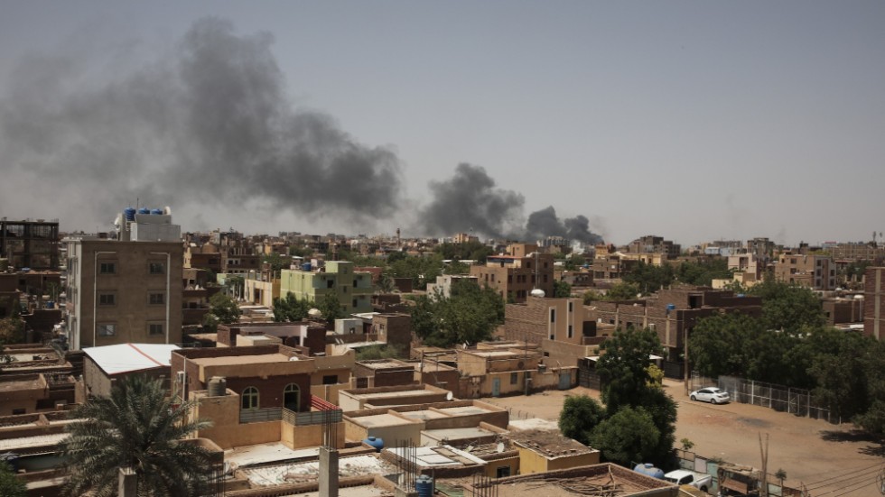 Rök stiger på många håll över Khartum under lördagen.
