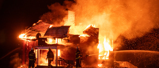 Två hus gick upp i lågor – polisen utreder mordbrand