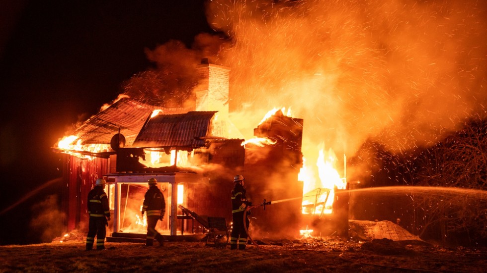 När räddningstjänsten kom till platsen var huset redan övertänt. Branden spred sig även till en annan byggnad som inte heller gick att rädda.