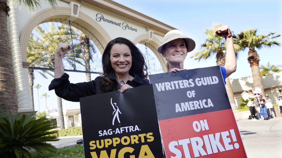 Fran Drescher, ordförande för SAG-AFTRA och Meredith Stiehm, ordförande för Writers Guild of America West protesterar tillsammans i Los Angeles. Arkivbild.