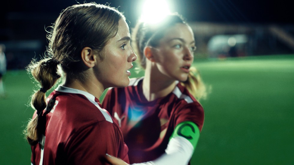 Mila (Flutra Cela) och Kia (Judith Sigfridsson) drömmer om att bli fotbollsproffs i sommarens stora svenska ungdomsfilm "Forever". Pressbild.