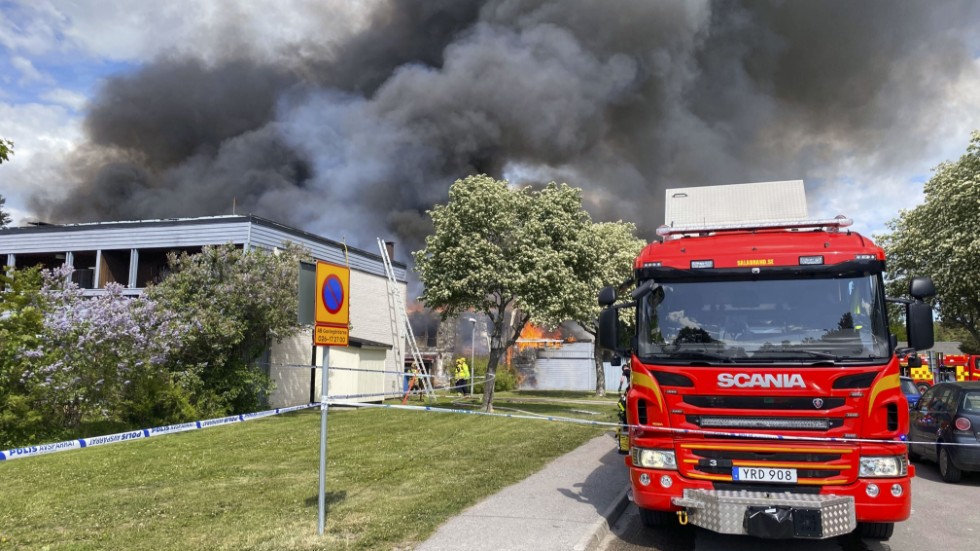 En radhuslänga i området Sätra i Gävle har förstörts efter att en brand spridit sig via fastighetens vind.