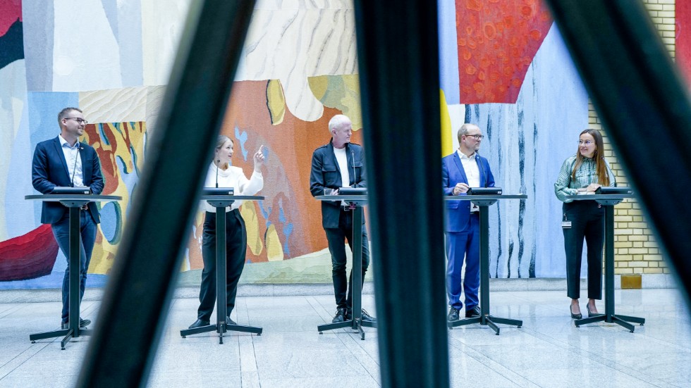 Den nya uppgörelsen presenterades i stortinget i Oslo. Från vänster Kjell Ingolf Ropstad (Krf), Une Bastholm (MDG), Lars Haltbrekken (SV), Ketil Kjenseth (V) och Marianne Sivertsen Næss (Ap).