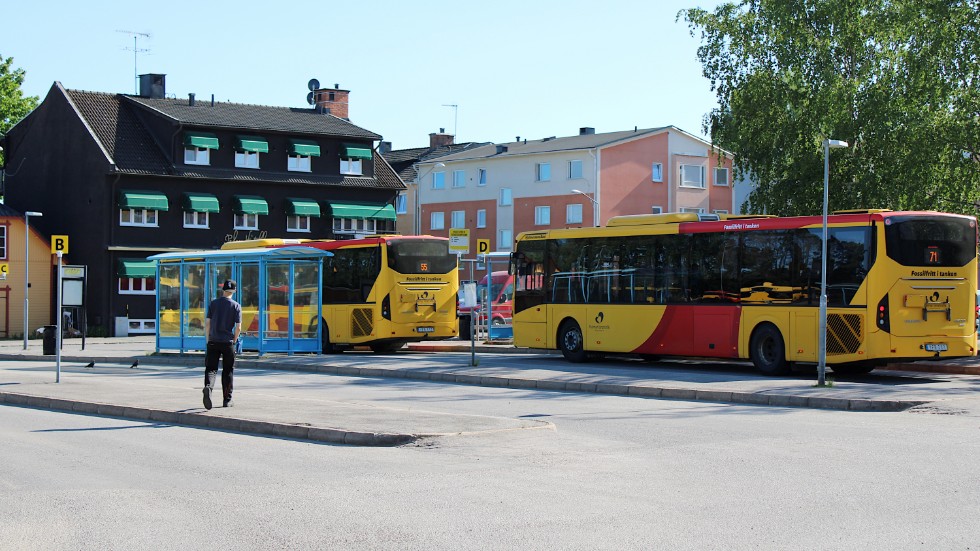 Ett tuffare ekonomiskt läge i kommunen minskar chanserna för ungdomarna att få fria resor i kollektivtrafiken i sommar.