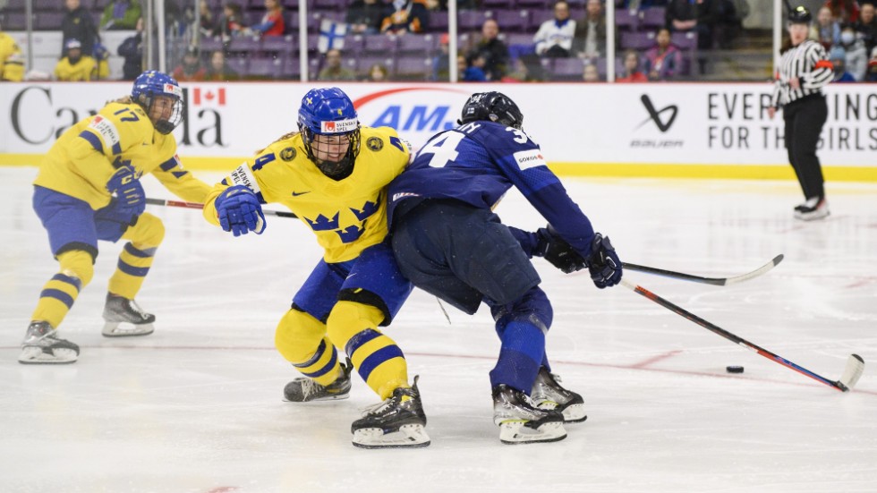 Linnea Anderssons Damkronorna och Sofianna Sundelins Finland i gruppspelsmötet lagen emellan tidigare under VM i Brampton.