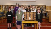 Elever överlämnade kista full av byaminnen – till museet
