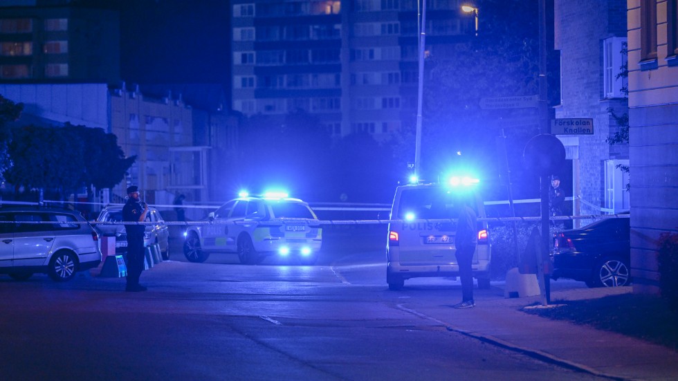 En man har skjutits i Jordbro söder om Stockholm.