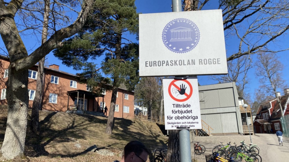 Skylten om tillträdesförbud till Roggeskolans skolgård har ännu inte ändrats