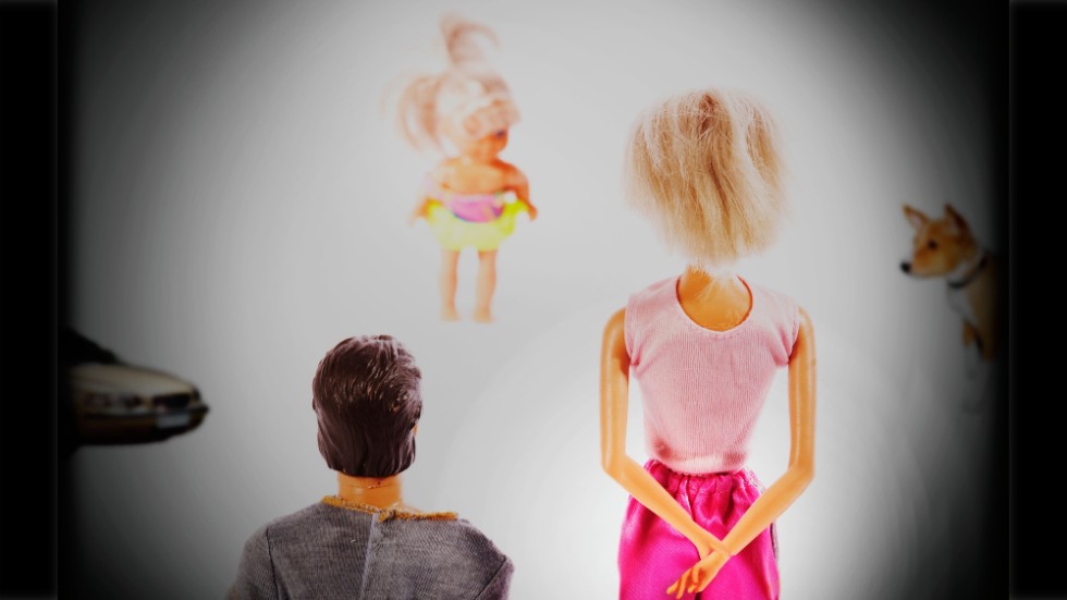 Barn kommer ofta i kläm när den ena föräldern inte kan skaffa ett ordentligt boende efter skilsmässan, eftersom den andra föräldern förhalar bodelningen, menar Centerpartiet.