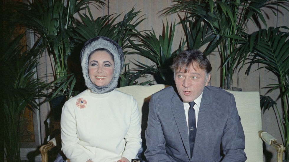 Skådespelaren Richard Burton tillsammans med sin hustru Elizabeth Taylor. Fotot är odaterat.