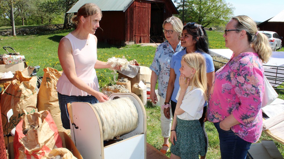 På Åkemåla gård visade Caroline Hemmingsson upp en elektrisk kardmaskin för Barbro Jentler, Nimitha Thingalaya, Lilly Jacobsson och Ulrika Jentler.