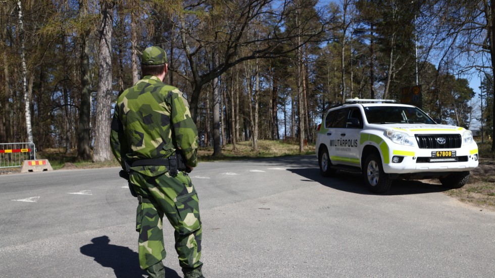 Militärpolis på plats vid explosionsplatsen i Karlsborg.