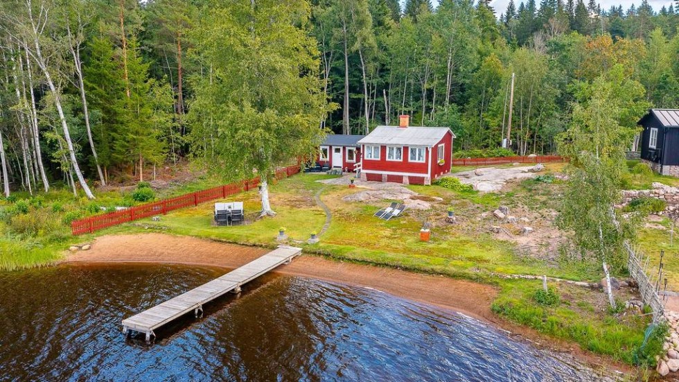 Egen strand och brygga. Fastigheten Grägarp 108, som ligger precis vid sjön Nossen, har sannerligen ett bra läge.