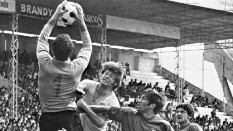 Jan Olsson, tvåa från vänster, i en luftduell med Italiens målvakt Enrico Albertosi i båda lagens VM-premiärmatch i Toluca under fotbolls-VM i Mexiko 1970. Arkivbild.