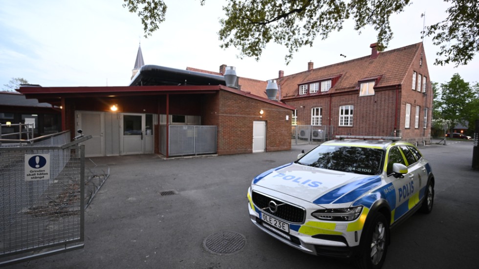 Polisen på plats på Kyrkskolan på Malmövägen i centrala Svedala på söndagskvällen efter olyckshändelsen.