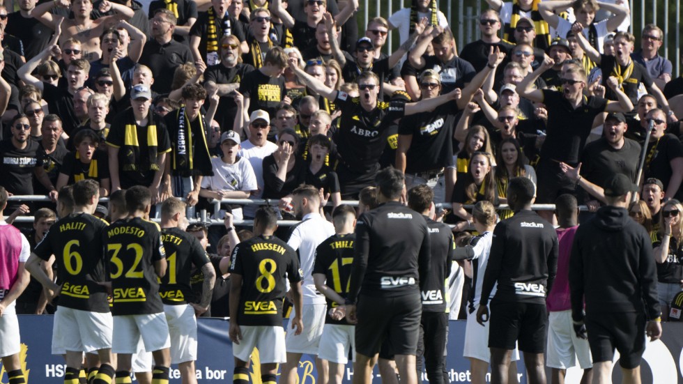 AIK-spelarna i diskussion med tillresta supportrar.
