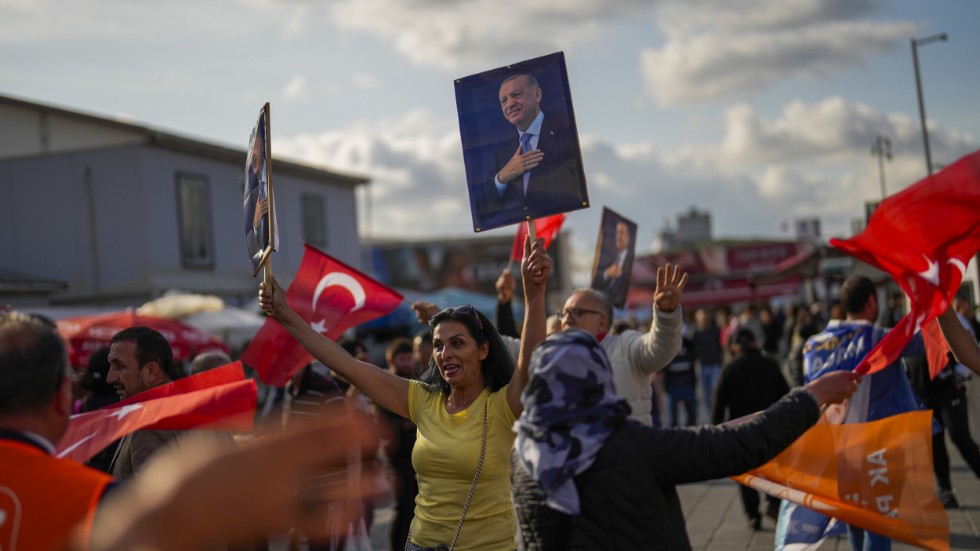Anhängare till Recep Tayyip Erdogan dansar på Istanbuls gator den 23 maj.