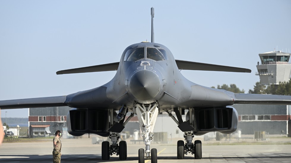 Ett Rockwell B-1B Lancer taxar in på Norrbottens flygflottilj i Luleå på måndagen.