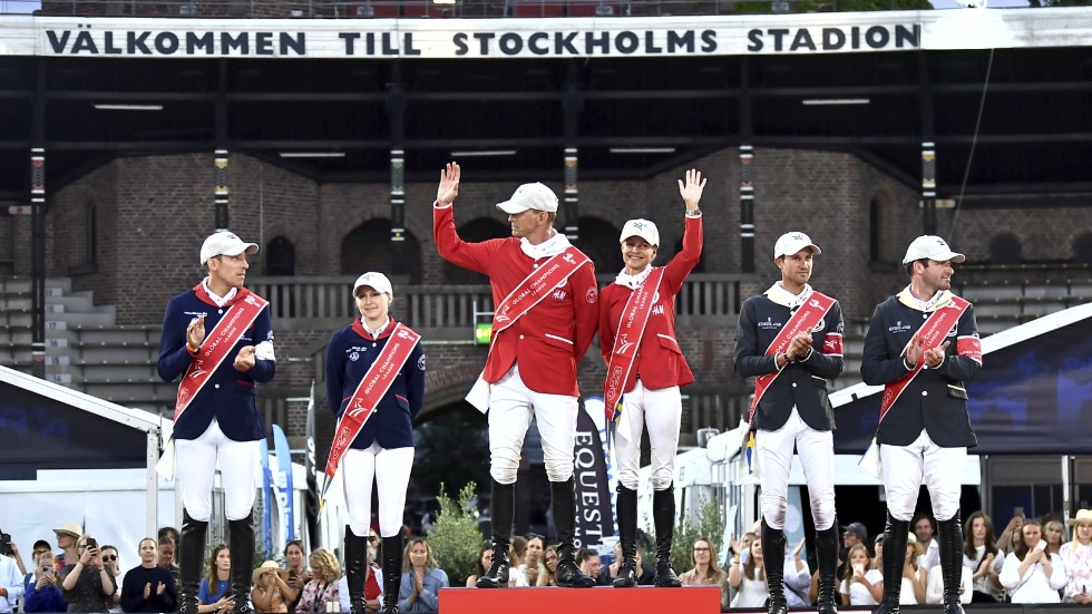 Vinnarna Peder Fredricson och Malin Baryard Johnsson hyllas av Henrik von Eckermann och Evelina Tovek, båda till vänster.