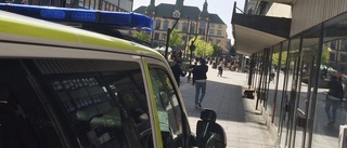 Polispådrag vid torget efter larm om beväpnad man