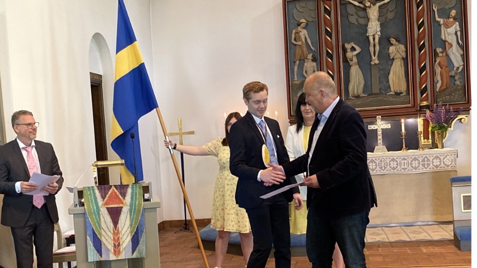 Erik Örnros fick ta emot kommunens stipendium, för sin entreprenörsanda. Pär Kågefors från utvecklingskontoret överlämnade.